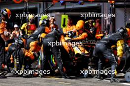 Oscar Piastri (AUS) McLaren MCL38 makes a pit stop. 28.07.2024. Formula 1 World Championship, Rd 14, Belgian Grand Prix, Spa Francorchamps, Belgium, Race Day.