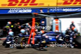 Logan Sargeant (USA) Williams Racing FW46 makes a pit stop. 28.07.2024. Formula 1 World Championship, Rd 14, Belgian Grand Prix, Spa Francorchamps, Belgium, Race Day.