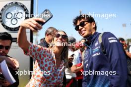 Alexander Albon (THA) Williams Racing with fans. 01.03.2024. Formula 1 World Championship, Rd 1, Bahrain Grand Prix, Sakhir, Bahrain, Qualifying Day.