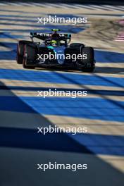 Lewis Hamilton (GBR) Mercedes AMG F1 W15 runs wide. 01.03.2024. Formula 1 World Championship, Rd 1, Bahrain Grand Prix, Sakhir, Bahrain, Qualifying Day.