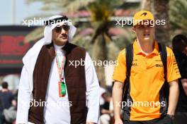 Oscar Piastri (AUS) McLaren (Right). 01.03.2024. Formula 1 World Championship, Rd 1, Bahrain Grand Prix, Sakhir, Bahrain, Qualifying Day.