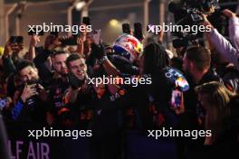 Race winner Max Verstappen (NLD) Red Bull Racing celebrates with the team in parc ferme. 02.03.2024. Formula 1 World Championship, Rd 1, Bahrain Grand Prix, Sakhir, Bahrain, Race Day.