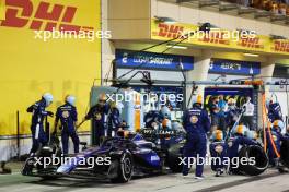 Alexander Albon (THA) Williams Racing FW46 makes a pit stop. 02.03.2024. Formula 1 World Championship, Rd 1, Bahrain Grand Prix, Sakhir, Bahrain, Race Day.