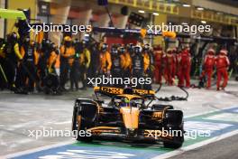Oscar Piastri (AUS) McLaren MCL38 makes a pit stop. 02.03.2024. Formula 1 World Championship, Rd 1, Bahrain Grand Prix, Sakhir, Bahrain, Race Day.