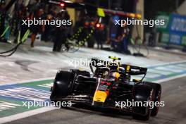 Sergio Perez (MEX) Red Bull Racing RB20 leaves the pits. 02.03.2024. Formula 1 World Championship, Rd 1, Bahrain Grand Prix, Sakhir, Bahrain, Race Day.