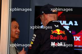 (L to R): Chalerm Yoovidhya (THA) Red Bull Racing Co-Owner with Adrian Newey (GBR) Red Bull Racing Chief Technical Officer. 02.03.2024. Formula 1 World Championship, Rd 1, Bahrain Grand Prix, Sakhir, Bahrain, Race Day.