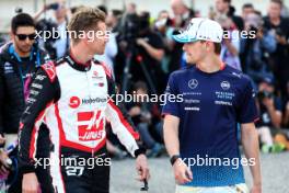 (L to R): Nico Hulkenberg (GER) Haas F1 Team with Logan Sargeant (USA) Williams Racing. 02.03.2024. Formula 1 World Championship, Rd 1, Bahrain Grand Prix, Sakhir, Bahrain, Race Day.