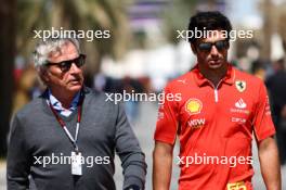Carlos Sainz Senior and Carlos Sainz Jr (ESP), Scuderia Ferrari  29.02.2024. Formula 1 World Championship, Rd 1, Bahrain Grand Prix, Sakhir, Bahrain, Practice Day