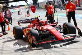 Carlos Sainz Jr (ESP) Ferrari SF-24 in the pits. 29.02.2024. Formula 1 World Championship, Rd 1, Bahrain Grand Prix, Sakhir, Bahrain, Practice Day