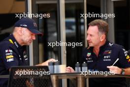 (L to R): Adrian Newey (GBR) Red Bull Racing Chief Technical Officer with Christian Horner (GBR) Red Bull Racing Team Principal. 29.02.2024. Formula 1 World Championship, Rd 1, Bahrain Grand Prix, Sakhir, Bahrain, Practice Day