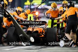 Oscar Piastri (AUS) McLaren MCL38 practices a pit stop. 29.02.2024. Formula 1 World Championship, Rd 1, Bahrain Grand Prix, Sakhir, Bahrain, Practice Day