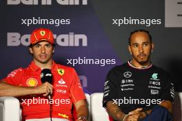 (L to R): Carlos Sainz Jr (ESP) Ferrari and Lewis Hamilton (GBR) Mercedes AMG F1 in the FIA Press Conference. 28.02.2024. Formula 1 World Championship, Rd 1, Bahrain Grand Prix, Sakhir, Bahrain, Preparation Day.