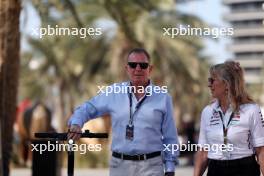 (L to R): Martin Brundle (GBR) Sky Sports Commentator with Jayne Poole (GBR) Mercedes AMG F1 Advisor. 28.02.2024. Formula 1 World Championship, Rd 1, Bahrain Grand Prix, Sakhir, Bahrain, Preparation Day.