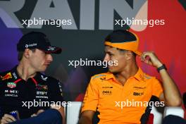 (L to R): Max Verstappen (NLD) Red Bull Racing and Lando Norris (GBR) McLaren in the FIA Press Conference. 28.02.2024. Formula 1 World Championship, Rd 1, Bahrain Grand Prix, Sakhir, Bahrain, Preparation Day.