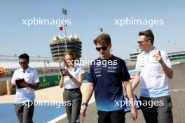 Logan Sargeant (USA) Williams Racing walks the circuit with the team. 28.02.2024. Formula 1 World Championship, Rd 1, Bahrain Grand Prix, Sakhir, Bahrain, Preparation Day.
