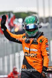 Oscar Piastri (AUS) McLaren celebrates his pole position in Sprint qualifying parc ferme. 01.11.2024. Formula 1 World Championship, Rd 21, Brazilian Grand Prix, Sao Paulo, Brazil, Sprint Qualifying Day.