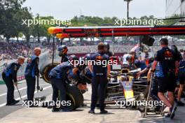 Max Verstappen (NLD) Red Bull Racing RB20 in the pits. 01.11.2024. Formula 1 World Championship, Rd 21, Brazilian Grand Prix, Sao Paulo, Brazil, Sprint Qualifying Day.