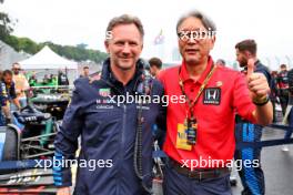 (L to R): Christian Horner (GBR) Red Bull Racing Team Principal with Toshihiro Mibe (JPN) Honda President, CEO and Representative Director, on the grid. 03.11.2024. Formula 1 World Championship, Rd 21, Brazilian Grand Prix, Sao Paulo, Brazil, Race Day.