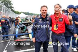 (L to R): Christian Horner (GBR) Red Bull Racing Team Principal with Toshihiro Mibe (JPN) Honda President, CEO and Representative Director, on the grid. 03.11.2024. Formula 1 World Championship, Rd 21, Brazilian Grand Prix, Sao Paulo, Brazil, Race Day.