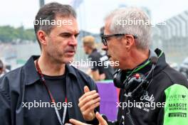 (L to R): Marc Hynes (GBR) with Alessandro Alunni Bravi (ITA) Sauber Managing Director and Team Representative on the grid. 03.11.2024. Formula 1 World Championship, Rd 21, Brazilian Grand Prix, Sao Paulo, Brazil, Race Day.