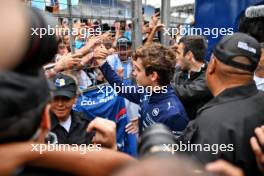 Franco Colapinto (ARG) Williams Racing with fans. 03.11.2024. Formula 1 World Championship, Rd 21, Brazilian Grand Prix, Sao Paulo, Brazil, Race Day.