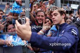 Franco Colapinto (ARG) Williams Racing with fans. 03.11.2024. Formula 1 World Championship, Rd 21, Brazilian Grand Prix, Sao Paulo, Brazil, Race Day.