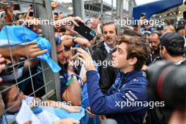 Franco Colapinto (ARG) Williams Racing with fans. 03.11.2024. Formula 1 World Championship, Rd 21, Brazilian Grand Prix, Sao Paulo, Brazil, Race Day.