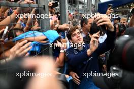 Franco Colapinto (ARG) Williams Racing with fans. 03.11.2024. Formula 1 World Championship, Rd 21, Brazilian Grand Prix, Sao Paulo, Brazil, Race Day.