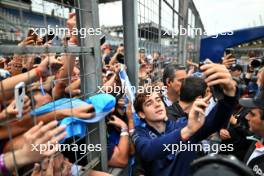 Franco Colapinto (ARG) Williams Racing with fans. 03.11.2024. Formula 1 World Championship, Rd 21, Brazilian Grand Prix, Sao Paulo, Brazil, Race Day.