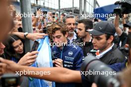 Franco Colapinto (ARG) Williams Racing with fans. 03.11.2024. Formula 1 World Championship, Rd 21, Brazilian Grand Prix, Sao Paulo, Brazil, Race Day.