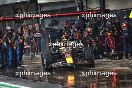 Sergio Perez (MEX) Red Bull Racing RB20 makes a pit stop. 03.11.2024. Formula 1 World Championship, Rd 21, Brazilian Grand Prix, Sao Paulo, Brazil, Race Day.