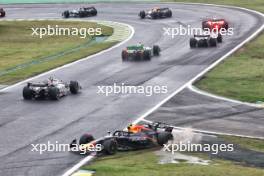 Sergio Perez (MEX) Red Bull Racing RB20 spins at the start of the race. 03.11.2024. Formula 1 World Championship, Rd 21, Brazilian Grand Prix, Sao Paulo, Brazil, Race Day.