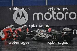 Nico Hulkenberg (GER) Haas VF-24 spins at turn one and is aided by marshals. 03.11.2024. Formula 1 World Championship, Rd 21, Brazilian Grand Prix, Sao Paulo, Brazil, Race Day.