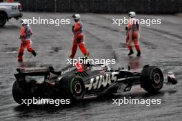 Nico Hulkenberg (GER) Haas VF-24 spins at turn 1, aided by marshals. 03.11.2024. Formula 1 World Championship, Rd 21, Brazilian Grand Prix, Sao Paulo, Brazil, Race Day.