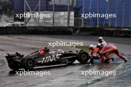 Nico Hulkenberg (GER) Haas VF-24 spins at turn 1, aided by marshals. 03.11.2024. Formula 1 World Championship, Rd 21, Brazilian Grand Prix, Sao Paulo, Brazil, Race Day.