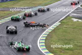 Sergio Perez (MEX) Red Bull Racing RB20 spins at the start of the race. 03.11.2024. Formula 1 World Championship, Rd 21, Brazilian Grand Prix, Sao Paulo, Brazil, Race Day.