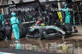 Lewis Hamilton (GBR) Mercedes AMG F1 W15 makes a pit stop. 03.11.2024. Formula 1 World Championship, Rd 21, Brazilian Grand Prix, Sao Paulo, Brazil, Race Day.