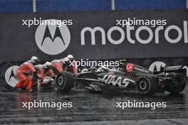 Nico Hulkenberg (GER) Haas VF-24 spins at turn one and is aided by marshals. 03.11.2024. Formula 1 World Championship, Rd 21, Brazilian Grand Prix, Sao Paulo, Brazil, Race Day.