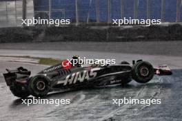 Nico Hulkenberg (GER) Haas VF-24 spins at turn 1. 03.11.2024. Formula 1 World Championship, Rd 21, Brazilian Grand Prix, Sao Paulo, Brazil, Race Day.