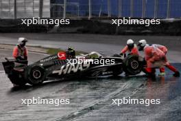 Nico Hulkenberg (GER) Haas VF-24 spins at turn 1, aided by marshals. 03.11.2024. Formula 1 World Championship, Rd 21, Brazilian Grand Prix, Sao Paulo, Brazil, Race Day.