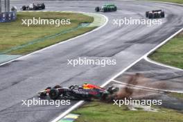 Sergio Perez (MEX) Red Bull Racing RB20 spins at the start of the race. 03.11.2024. Formula 1 World Championship, Rd 21, Brazilian Grand Prix, Sao Paulo, Brazil, Race Day.