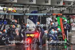 Franco Colapinto (ARG) Williams Racing FW46 makes a pit stop. 03.11.2024. Formula 1 World Championship, Rd 21, Brazilian Grand Prix, Sao Paulo, Brazil, Race Day.