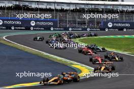 Oscar Piastri (AUS) McLaren MCL38 leads at the start of Sprint. 02.11.2024. Formula 1 World Championship, Rd 21, Brazilian Grand Prix, Sao Paulo, Brazil, Sprint and Qualifying Day.