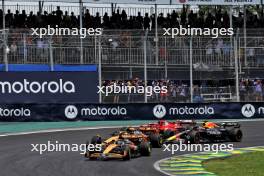 Oscar Piastri (AUS) McLaren MCL38 leads at the start of Sprint. 02.11.2024. Formula 1 World Championship, Rd 21, Brazilian Grand Prix, Sao Paulo, Brazil, Sprint and Qualifying Day.