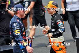 (L to R): Max Verstappen (NLD) Red Bull Racing with Oscar Piastri (AUS) McLaren in Sprint parc ferme. 02.11.2024. Formula 1 World Championship, Rd 21, Brazilian Grand Prix, Sao Paulo, Brazil, Sprint and Qualifying Day.