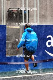 Williams Racing mechanic in the rain in the pits before qualifying. 02.11.2024. Formula 1 World Championship, Rd 21, Brazilian Grand Prix, Sao Paulo, Brazil, Sprint and Qualifying Day.