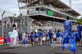 grid atmosphere. 02.11.2024. Formula 1 World Championship, Rd 21, Brazilian Grand Prix, Sao Paulo, Brazil, Sprint and Qualifying Day.