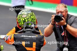 Sprint winner Lando Norris (GBR) McLaren in parc ferme. 02.11.2024. Formula 1 World Championship, Rd 21, Brazilian Grand Prix, Sao Paulo, Brazil, Sprint and Qualifying Day.