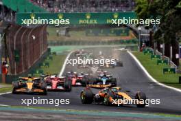 Oscar Piastri (AUS) McLaren MCL38 leads at the start of Sprint. 02.11.2024. Formula 1 World Championship, Rd 21, Brazilian Grand Prix, Sao Paulo, Brazil, Sprint and Qualifying Day.