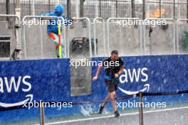 Williams Racing - heavy rain falls in the pits before qualifying. 02.11.2024. Formula 1 World Championship, Rd 21, Brazilian Grand Prix, Sao Paulo, Brazil, Sprint and Qualifying Day.